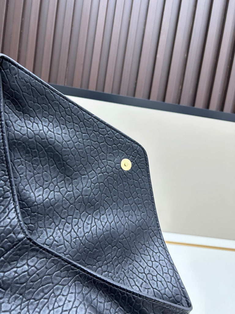 PRE-ORDER BLACK CLUTCH