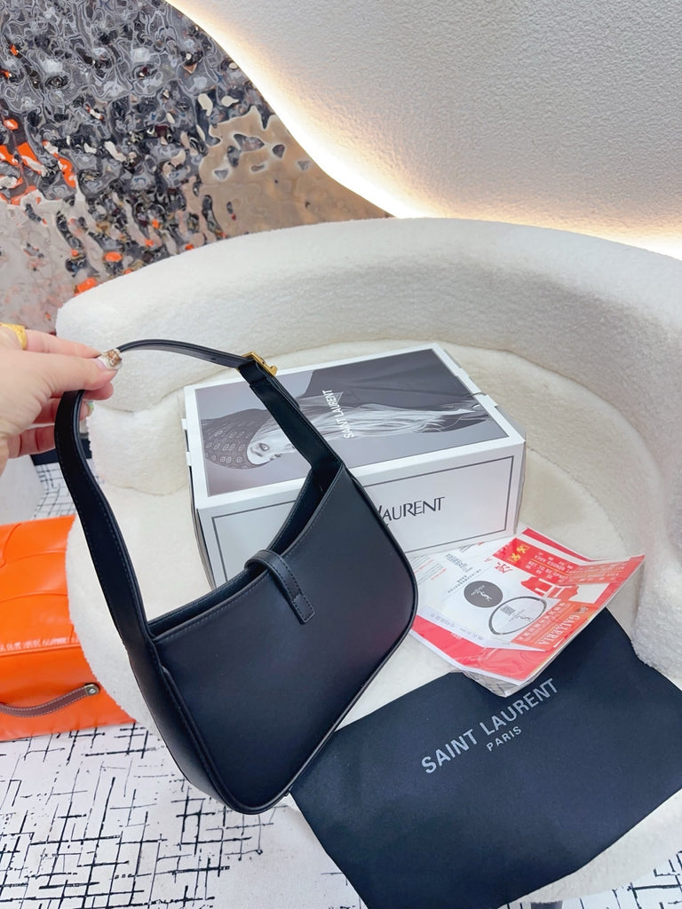 PRE-ORDER SHOULDER BAG IN BLACK