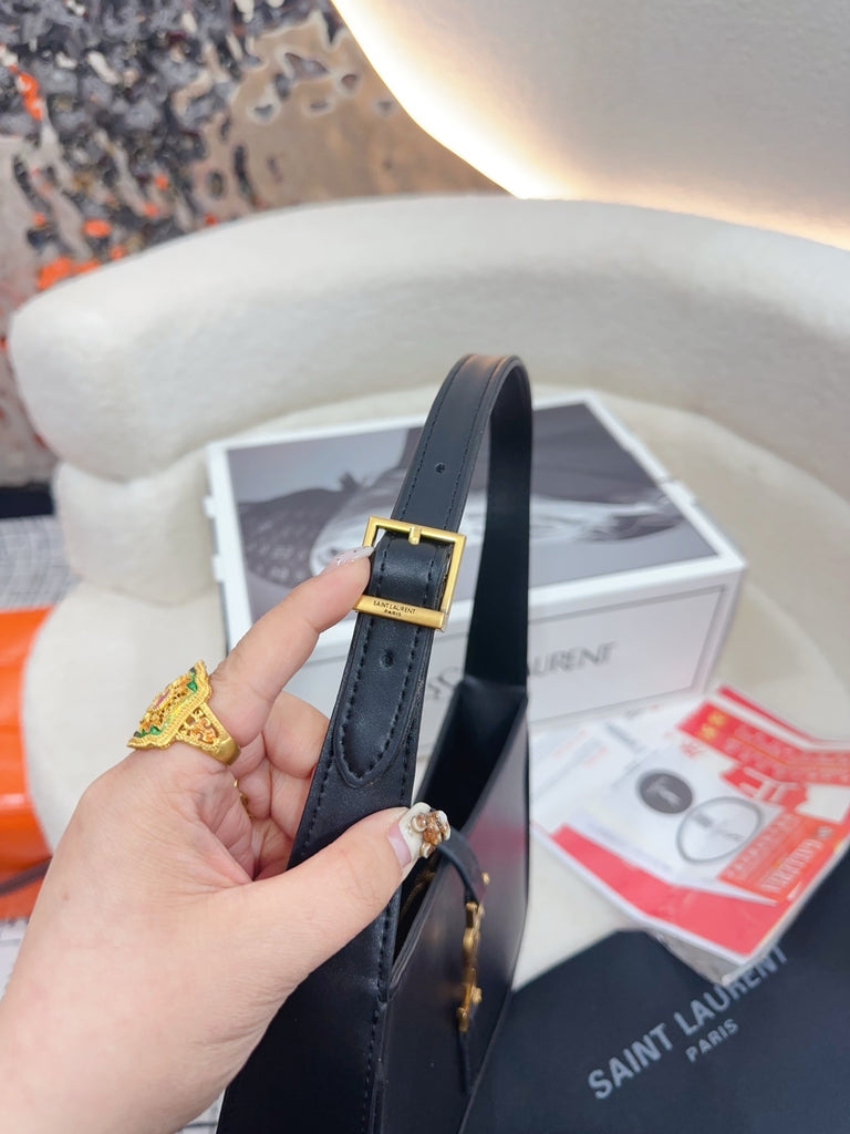 PRE-ORDER SHOULDER BAG IN BLACK