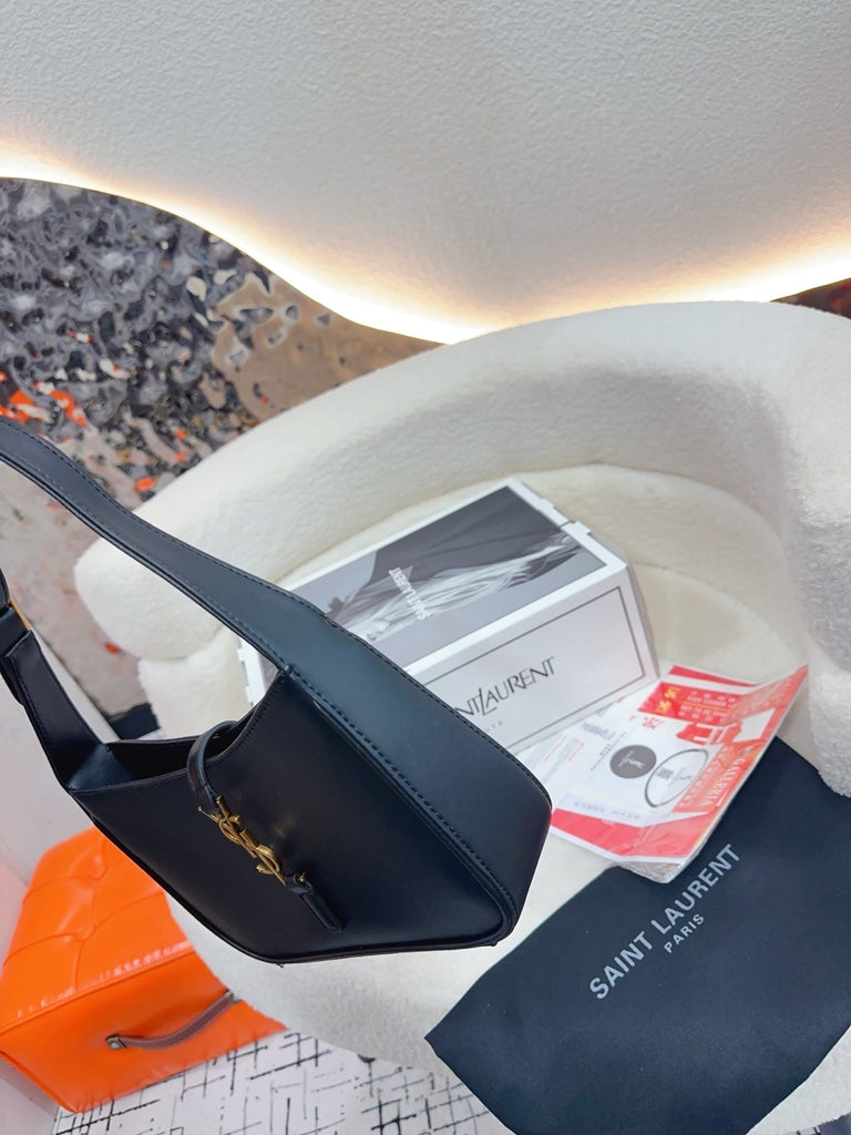 PRE-ORDER SHOULDER BAG IN BLACK