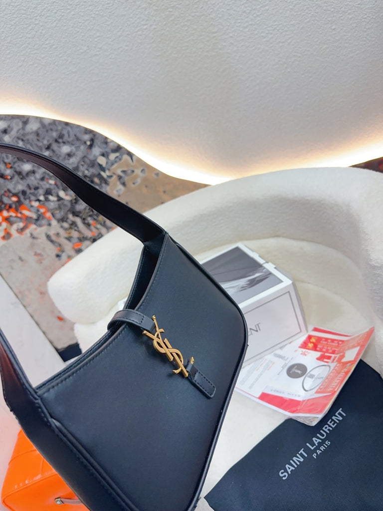 PRE-ORDER SHOULDER BAG IN BLACK