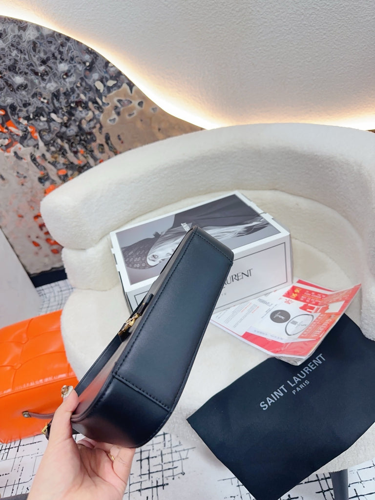 PRE-ORDER SHOULDER BAG IN BLACK