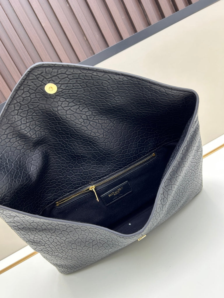 PRE-ORDER BLACK CLUTCH