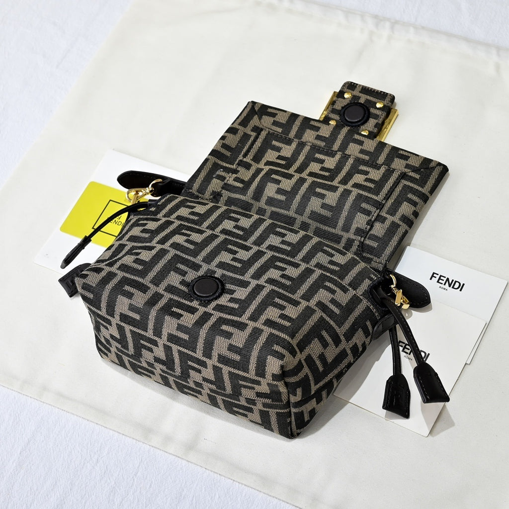Pre-Order | Shoulder Bag with Gold Hardware